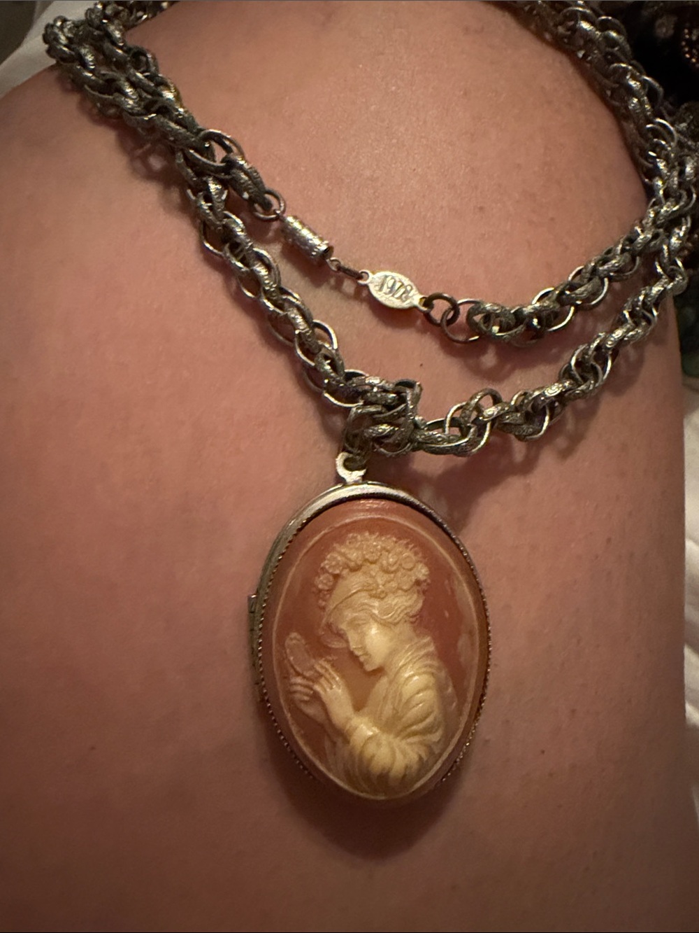 1928 Carved Cameo Pendant Necklace in Peach and Cream